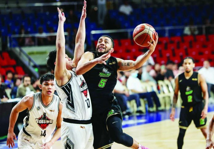 sports_Macau_compressed_resized Macau Black Knights’ Phoenix Shackleford pulls up for a tough shot against Blackwater Bossing’s Bryan Andrade. PBA PHOTO