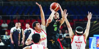 Macau Black Knights’ Phoenix Shackelford attempts a tough basket against the defense of Titan Ultra Giant Risers. PBA PHOTO