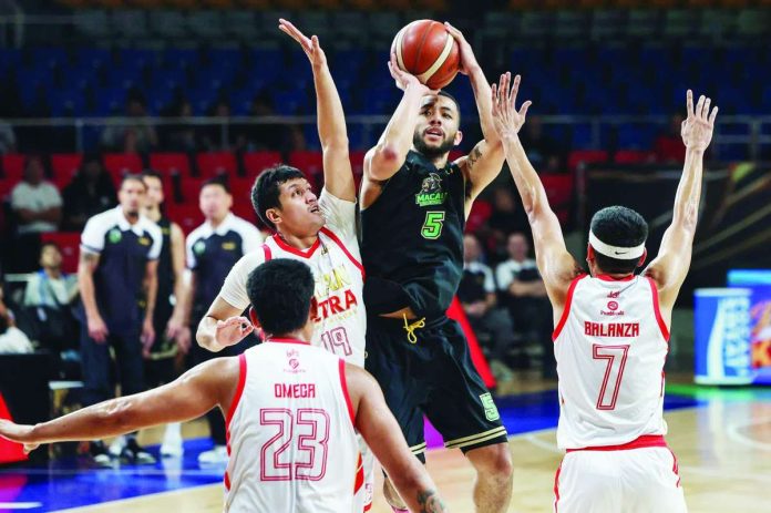 sports_Macau_compressed_resized Macau Black Knights’ Phoenix Shackelford attempts a tough basket against the defense of Titan Ultra Giant Risers. PBA PHOTO