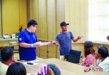 Gov. Paolo Javier personally handed over financial assistance to Typhoon “Crising” survivors during the distribution of aid in Antique. The provincial government released over P1.8 million to support affected families in rebuilding their homes and restoring their livelihoods. PROVINCE OF ANTIQUE PHOTO