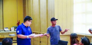 Gov. Paolo Javier personally handed over financial assistance to Typhoon “Crising” survivors during the distribution of aid in Antique. The provincial government released over P1.8 million to support affected families in rebuilding their homes and restoring their livelihoods. PROVINCE OF ANTIQUE PHOTO