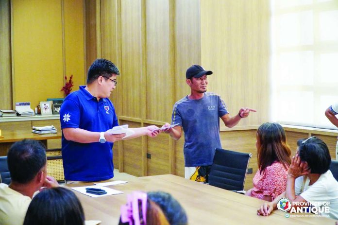 Gov. Paolo Javier personally handed over financial assistance to Typhoon “Crising” survivors during the distribution of aid in Antique. The provincial government released over P1.8 million to support affected families in rebuilding their homes and restoring their livelihoods. PROVINCE OF ANTIQUE PHOTO