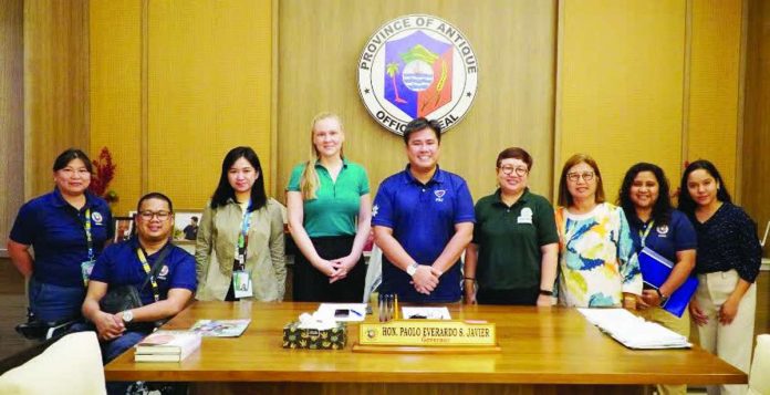 Antique_global_groups_copy_compressed_resized Gov. Paolo Javier (center) met with representatives from the Haribon Foundation and Germany-based Engagement Global during a courtesy visit on April 29 to discuss the implementation of the SWAN-Philippines project, which aims to empower Antiqueño women as leaders in protecting the Sibalom-Tipuluan River Watershed. PROVINCE OF ANTIQUE PHOTO