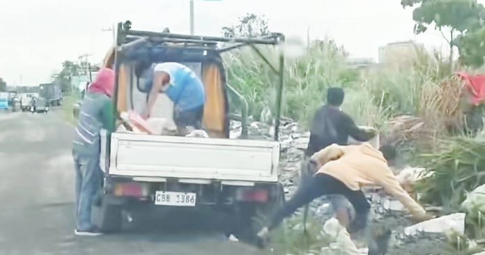 Individuals allegedly involved in illegal dumping were seen unloading waste from an Isuzu Elf truck bearing plate number CBB 1386 at the Bacolod Reclamation Area in a video footage submitted to Mayor Greg Gasataya by a concerned citizen on May 7, 2026. The Bacolod City Government has requested an investigation by the Bacolod City Police Office (BCPO) into the incident. SCREENGRAB FROM MAYOR GREG GASATAYA FB