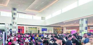 Thousands of TNVS and delivery drivers lined up at SM City Bacolod during the distribution of Cash Relief Assistance (CRA) by the Department of Social Welfare and Development (DSWD) on May 28. More than 3,000 beneficiaries are set to receive financial aid intended to help drivers cope with rising fuel costs and daily operational expenses. MAE SINGUAY/PN