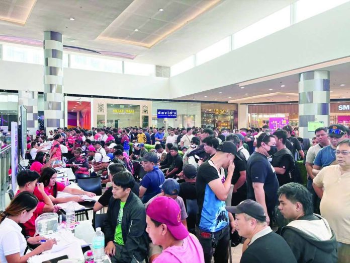 Bacolod_DSWD_aid_compressed_resized Thousands of TNVS and delivery drivers lined up at SM City Bacolod during the distribution of Cash Relief Assistance (CRA) by the Department of Social Welfare and Development (DSWD) on May 28. More than 3,000 beneficiaries are set to receive financial aid intended to help drivers cope with rising fuel costs and daily operational expenses. MAE SINGUAY/PN