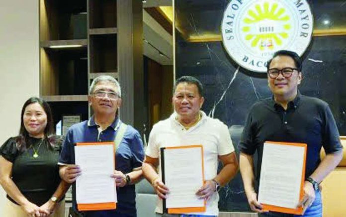 Bacolod_Palaro_budget_copy_compressed_resized Bacolod City Mayor Greg Gasataya and Schools Division Superintendent Dennis Develos showed the signed memorandum of agreement for the release of P17.3 million in financial assistance for the city’s 2026 Palarong Pambansa contingent at the Mayor’s Office on May 8. BCCO PHOTO