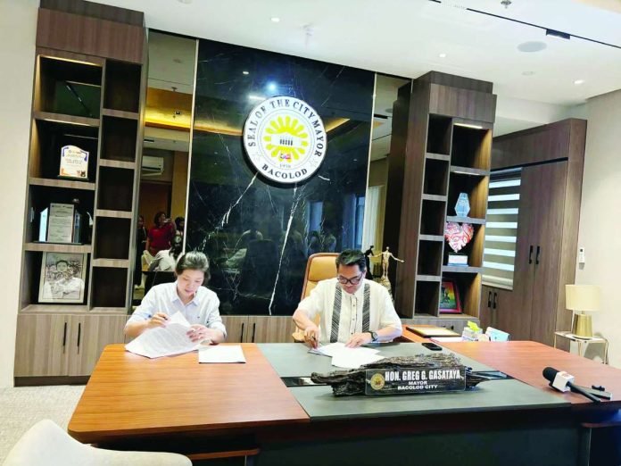 Bacolod_WTE_project_compressed_resized Bacolod City Mayor Greg Gasataya and Forza Development Corporation President Sheryl Chua signed a 25-year lease agreement for a 10-hectare property at the city’s sanitary landfill in Barangay Felisa on Monday, May 4, 2026, for the proposed waste-to-energy (WTE) project. MAE SINGUAY/PN