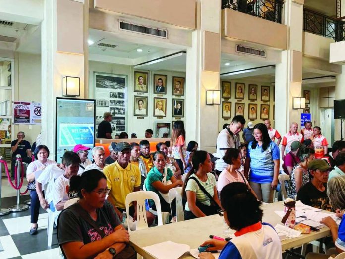 Bacolod_fuel_subsidy_copy_compressed_resized Farmer beneficiaries received cash assistance under the Presidential Assistance for Farmers and Fisherfolk (PAFF) program at the lobby of the Bacolod City Government Center on May 13, 2026. A total of 613 rice, corn, and sugarcane farmers in Bacolod each received P2,325 to help offset rising production costs and other economic challenges in the agricultural sector. MAE SINGUAY/PN