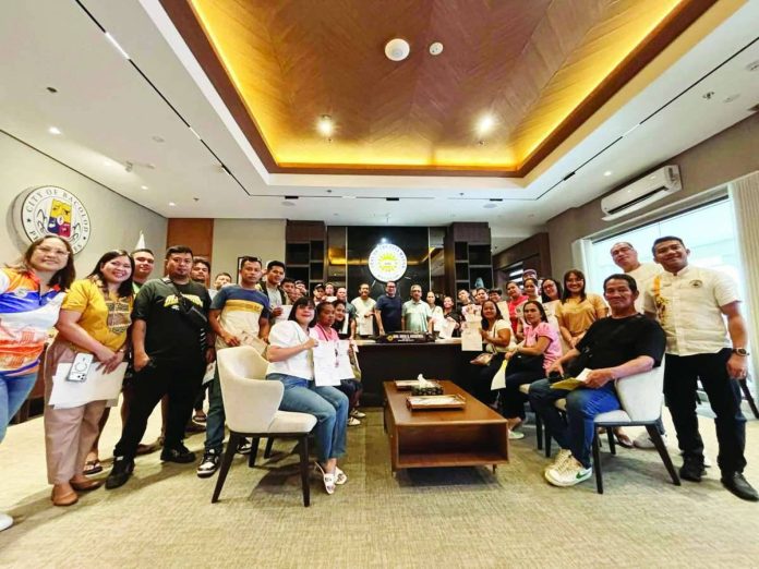 Bacolod_special_permits_compressed_resized Bacolod City Mayor Greg Gasataya handed over special permits to ambulant vendors during a distribution ceremony at the Bacolod City Mayor’s Office on May 25, formalizing their regulated operations along North Capitol Road under City Ordinance No. 1009, Series of 2022. A total of 42 vendors received permits as part of the city government’s efforts to ensure proper vending regulation, public safety, and orderly street commerce. MAE SINGUAY/PN