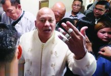 Sen. Ronald “Bato” Dela Rosa shows his injured fingers as he returns to the Senate about six months after he was last seen in public. MARIANNE BERMUDEZ, PHILIPPINE DAILY INQUIRER