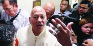 Sen. Ronald “Bato” Dela Rosa shows his injured fingers as he returns to the Senate about six months after he was last seen in public. MARIANNE BERMUDEZ, PHILIPPINE DAILY INQUIRER