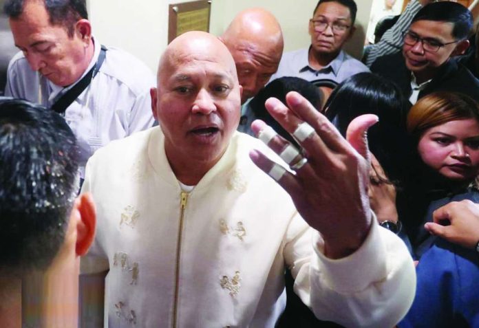 Bato_defies_copy_compressed_resized Sen. Ronald “Bato” Dela Rosa shows his injured fingers as he returns to the Senate about six months after he was last seen in public. MARIANNE BERMUDEZ, PHILIPPINE DAILY INQUIRER