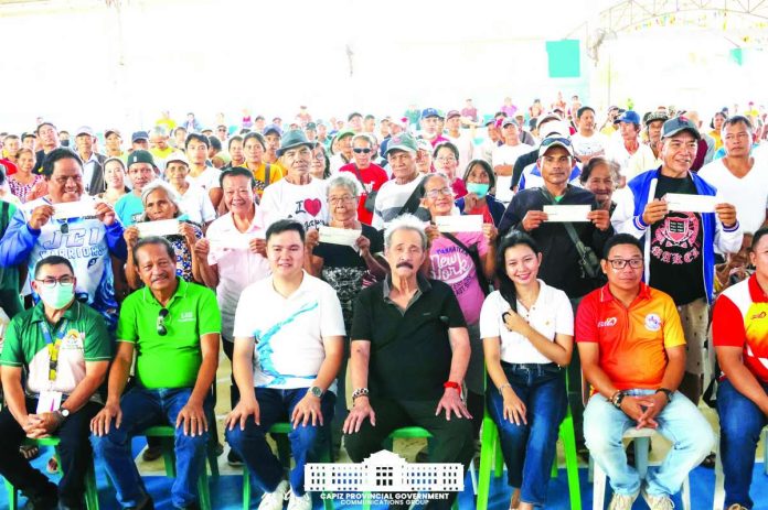 Capisnon_farmers_copy_compressed_resized Farmers from Dao, Cuartero, and Dumarao in Capiz received indemnity checks from the Philippine Crop Insurance Corporation during the distribution of assistance under the Calamity Crop Insurance Project at the Cuartero Civic Center on May 19, 2026. The program provides financial relief to farmers affected by recent natural calamities. CAPIZ PROV’L GOV’T COMMUNICATIONS GROUP PHOTO