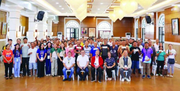 Capiz_farmers_compressed_resized Gov. Fredenil H. Castro joined officials of the Philippine Crop Insurance Corporation Region 6 (PCIC-6) and local farmers following the signing of the Memorandum of Agreement for the Calamity Crop Insurance Project at the Capiz Provincial Capitol. The partnership will provide free crop, credit, and life term insurance coverage to qualified rice and corn farmers in Capiz from 2026 to 2028. PCIC-6 PHOTO
