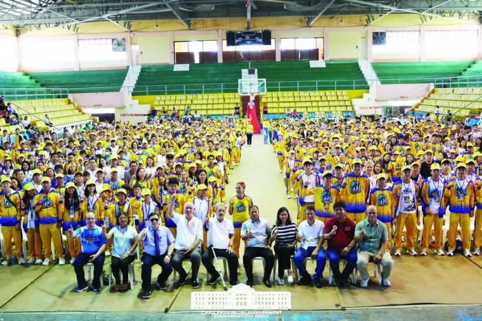 Athletes and members of the Western Visayas Regional Athletic Association Meet 2026 delegation from Capiz received additional allowances from the provincial government on May 7, 2026, at the Villareal Stadium in Roxas City. CAPIZ PROV’L GOV’T COMMUNICATIONS GROUP PHOTO