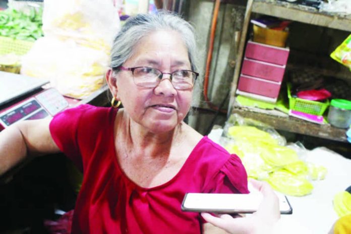 “Dapat indi lang anay madayon kay magastos. Puro pa daan kalalat-an, puro gastos. Okay lang nga parehas nga opisyal mapungko sa amon barangay,” says kakanin vendor Leonida Joaquin from Barangay Cabugao Norte, Pavia, Iloilo.