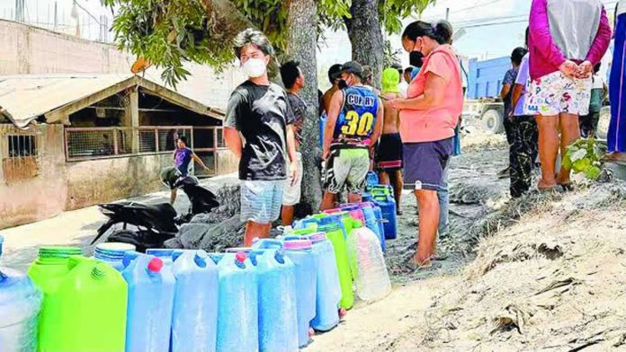 Mayon_copy_compressed_resized Residents in Barangay Travesia, Guinobatan, Albay, one of the villages reeling from Mayon Volcano’s ashfall, line up for free potable water amid a shortage of supply in the area. MICHAEL B. JAUCIAN | INQUIRER LUZON