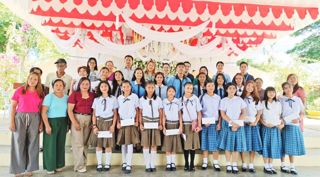 Twenty-one graduates from Tinocuan Elementary School, Tabugon Elementary School, and Tabugon National High School in Dingle, Iloilo receive cash incentives for their outstanding accomplishments during the School Year 2025–2026 from the SPC Island Power Corporation.