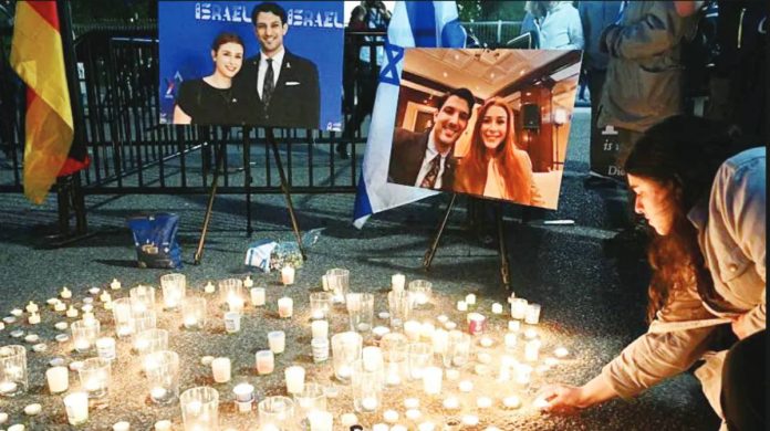 US People attend a candlelight vigil for Yaron Lischinsky and Sarah Lynn Milgrim across from the White House in Washington, DC. AFP VIA GETTY IMAGES