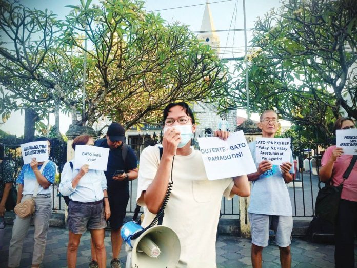 arrest-bato Progressive groups stage a protest in Iloilo City calling for the arrest of Sen. Ronald “Bato” Dela Rosa and the impeachment trial of Vice President Sara Duterte- Carpio amid growing demands for accountability over alleged human rights abuses and corruption issues. ALTERMEDIA