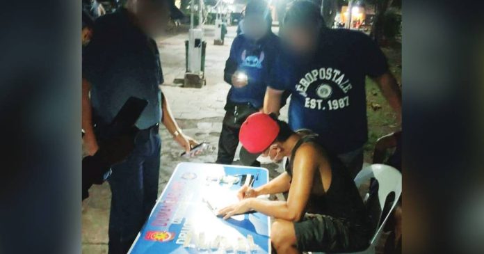 drug-surrenderee Operatives of the Dumangas Municipal Police Station displayed six plastic sachets containing suspected shabu weighing about 50 grams with an estimated street value of P340,000, along with marked money and other evidence, following a buy-bust operation that led to the arrest of a high-value individual in Barangay Lopez Jaena, Dumangas, Iloilo on May 25, 2026. IPPO PHOTO