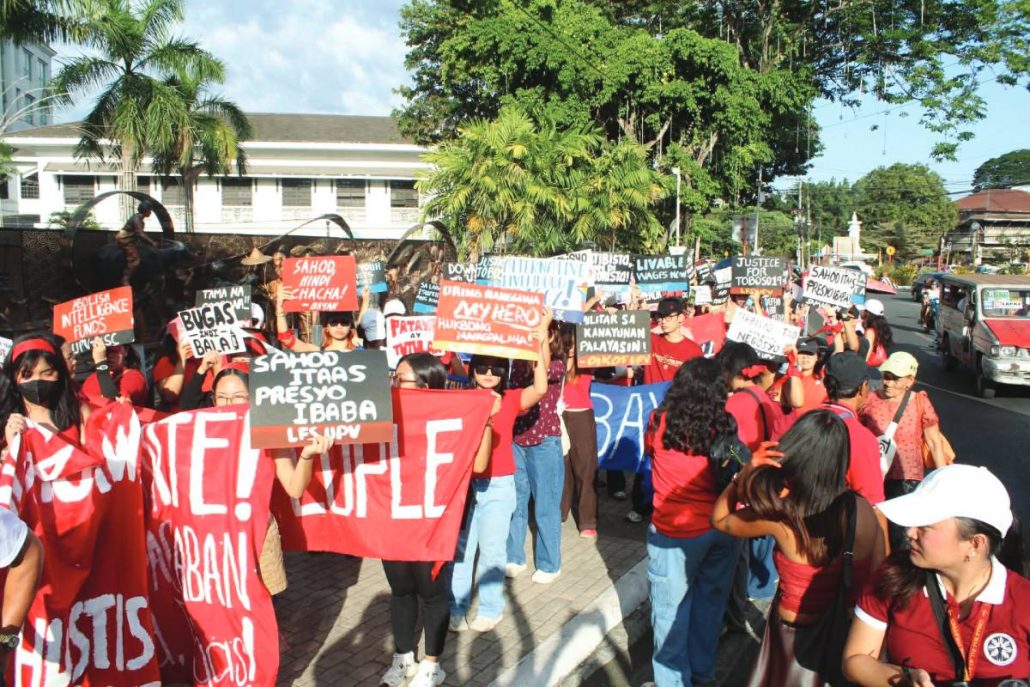 Multi-sectoral groups stage a protest in front of the Iloilo Provincial Capitol on Friday to mark this year’s Labor Day. The demonstrators highlight demands for a decent, livable wage hike. The Department of Labor and Employment Region 6, meanwhile, says the Regional Tripartite Wages and Productivity Board is currently assessing a petition for a P250 daily wage increase for private sector workers across the region. AJ PALCULLO/PN