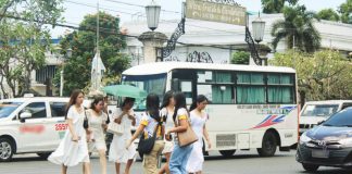 Pedestrians rush across the street in front of the historic Jaro Metropolitan Cathedral in Jaro, Iloilo City, as scorching heat gripped the city on Monday, May 18. The heat index soared to a blistering 48 degrees Celsius at noon, prompting growing concern from authorities over worsening urban heat conditions and the escalating risks posed by climate change. AJ PALCULLO/PN