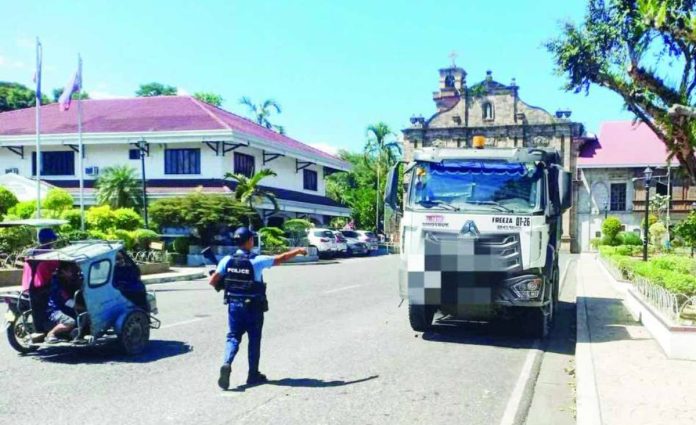 front_pic2_compressed_resized Police Regional Office-6 director Brigadier General Josefino Ligan (left photo) says police personnel found protecting, facilitating, or directly participating in illegal quarry activities would face both criminal and administrative sanctions. Right photo shows an officer from the Sta. Barbara Municipal Police Station flagging down a dump truck at the town plaza during a province-wide crackdown on illegal quarrying. PRO-6 / IPPO PHOTOS