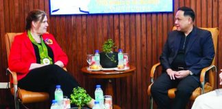 Iloilo’s Gov. Arthur Defensor Jr. meets with Dana Kursh during a courtesy call at the Iloilo Provincial Capitol. Both sides discuss the safety of Ilonggo overseas workers in Israel and opportunities for stronger economic and technological cooperation amid ongoing Middle East tensions. PHOTO FROM BALITA HALIN SA KAPITOLYO
