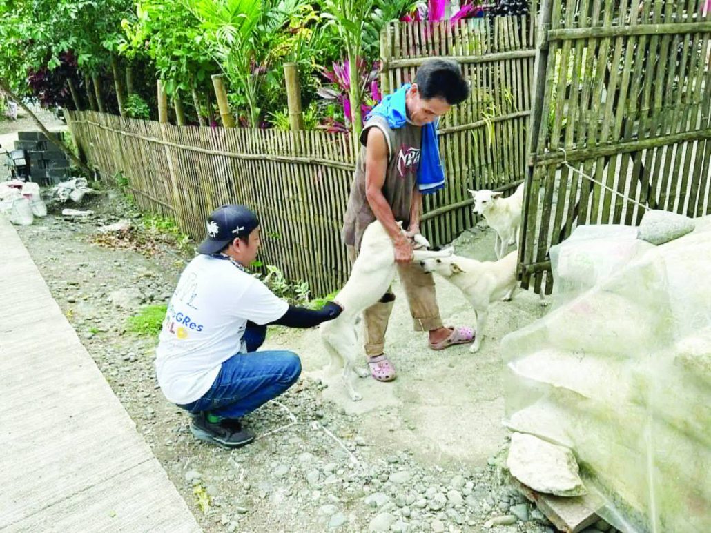 Vaccinators from the Office of the Provincial Veterinarian (OPVet), together with pet owners, conduct house-to-house anti-rabies vaccination activities for dogs in Iloilo Province as part of the provincial government’s intensified campaign to achieve a rabies-free Iloilo by 2030. OPVet said more than 120,000 dogs and cats across the province have already been vaccinated. PHOTO FROM OPVET