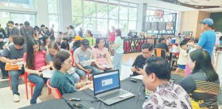Residents flock to a satellite voters’ registration venue of the Commission on Elections at CityMall Parola, Iloilo City on May 9, 2026, as election officials intensify efforts to boost voter turnout ahead of the May 18 deadline for registration for the Nov. 2, 2026 Barangay and Sangguniang Kabataan Elections.