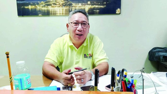 Atty. Cesar Emmanuelle Buyco Jr., head of the Iloilo Provincial Government Environment and Natural Resources Office, says the threats against him are sent through text messages and Messenger accounts using fake names and anonymous numbers. “Ang pangalan indi mo ma-ano, kis-a number lang, tawgan mo gani indi man ma-contact kag ang mga pangalan bal-an mo gid nga peke,” he adds.