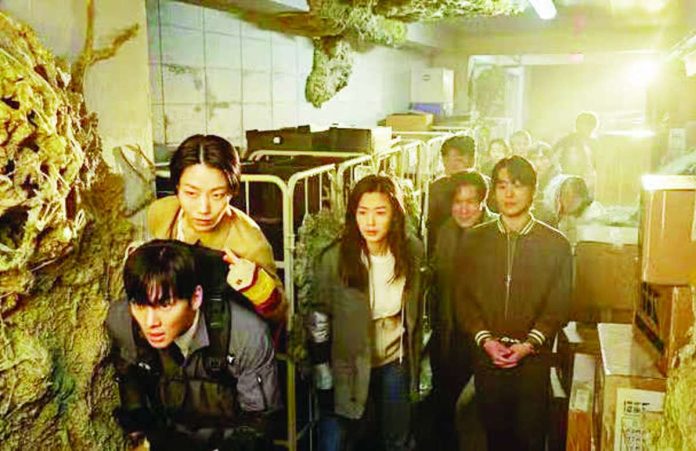 korean_zombie_film_copy_compressed_resized South Korean zombie thriller “Colony” stars Ji Chang-wook and Jun Ji-hyun. PHOTO FROM PIONEER FILMS