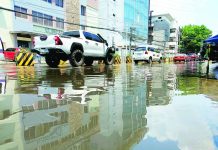 Traffic slows down on Jalandoni Street, Iloilo City due to flooding caused by seawater intrusion during high tide on Monday, May 18, 2026. Floodwaters inundated low-lying areas, including also portions of General Luna Street, Delgado Street, and Valeria Street. AJ PALCULLO/PN