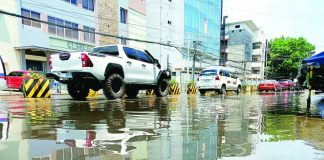 Traffic slows down on Jalandoni Street, Iloilo City due to flooding caused by seawater intrusion during high tide on Monday, May 18, 2026. Floodwaters inundated low-lying areas, including also portions of General Luna Street, Delgado Street, and Valeria Street. AJ PALCULLO/PN