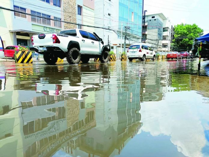 mai_flood_in_summer_copy_compressed_resized_resized Traffic slows down on Jalandoni Street, Iloilo City due to flooding caused by seawater intrusion during high tide on Monday, May 18, 2026. Floodwaters inundated low-lying areas, including also portions of General Luna Street, Delgado Street, and Valeria Street. AJ PALCULLO/PN