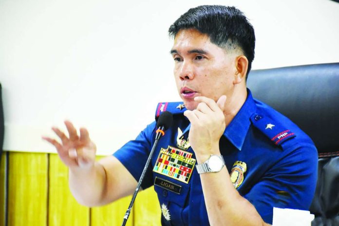 mai_intel_compressed_resized “Nakadalawa na sa Iloilo Province. Pag napangatlohan pa tayo, para na tayong mga tanga diyan. Pinagtatawanan na tayo ng mga sira ulo na ‘yan. Your position is on the line,” says Police Regional Office 6 director Brigadier General Josefino Ligan, referring to two burglaries carried out by suspected Termite Gang members.