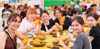 Festivalgoers enjoy fresh Guimaras mangoes during the “Mango Eat-All-You-Can” event held at the Manggahan Village, Capitol Grounds in Jordan, Guimaras, on May 17, 2026. The event remains a crowd favorite during the annual Manggahan Festival, showcasing the island’s world-famous sweet mangoes. MAI LADIAO/PN
