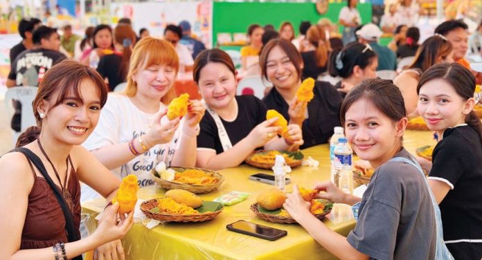 Festivalgoers enjoy fresh Guimaras mangoes during the “Mango Eat-All-You-Can” event held at the Manggahan Village, Capitol Grounds in Jordan, Guimaras, on May 17, 2026. The event remains a crowd favorite during the annual Manggahan Festival, showcasing the island’s world-famous sweet mangoes. MAI LADIAO/PN