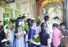 Flores de Mayo: Faith blooms in the hearts of young Ilonggos Flores de Mayo children queue to offer flowers to the icon of Our Lady of Perpetual Help at St. Clement’s Church in La Paz, Iloilo City. NELJOY GALIGAO/PN