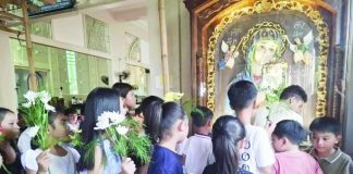 Flores de Mayo children queue to offer flowers to the icon of Our Lady of Perpetual Help at St. Clement’s Church in La Paz, Iloilo City. NELJOY GALIGAO/PN