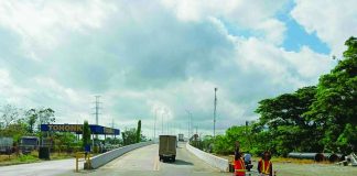 The Buhang Flyover in Jaro, Iloilo City is left without its height clearance barrier after an oversized wingvan crashed into the structure on the night of May 2, 2026 knocking down the metal frame that once warned overheight vehicles. The damaged clearance assembly now lies dismantled beside the roadway, while traffic enforcers tighten monitoring at the flyover entrance. Authorities said the truck violated city regulations banning large vehicles from using flyovers and is now facing penalties, as officials push for the immediate installation of more visible signage and safety measures to prevent a repeat of the incident. AJ PALCULLO/PN