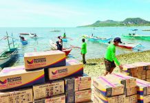 AID REACHES ‘LAST MILE’: DSWD prepositions 1,000 food packs in remote Isla Gigantes village ahead of disasters Department of Social Welfare and Development – Region 6 personnel, with the assistance of local residents and partner agencies, unload and transport family food packs to Barangay Gabi in Isla Gigantes, Carles, Iloilo as part of the agency’s “last mile” disaster preparedness initiative aimed at ensuring faster emergency response in geographically isolated island communities. DSWD-6