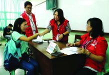 Community-driven projects lift 1.4M poor households in Western Visasyas Department of Social Welfare and Development personnel assist a beneficiary during the implementation of the KALAHI-CIDSS program in Western Visayas, one of the community-driven initiatives that have benefitted more than 1.4 million households in the region from 2020 to 2025. DSWD-6
