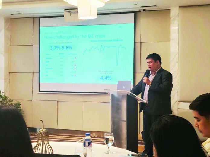neljoy_property_boom_(1)_compressed_resized Colliers Philippines research director Joey Roi Bondoc discusses the economic outlook and rising property demand during a property briefing in Iloilo City, highlighting how high-value outsourcing firms and business process outsourcing investments are fueling the city’s rapid growth as a business hub. NELJOY GALIGAO/PN