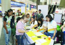 Philippine Health Insurance Corporation personnel assist workers and mallgoers during the rollout of the “YAKAP para sa Manggagawa” program at a mall-based service site in Iloilo City, facilitating on-the-spot registration, membership validation, and access to primary healthcare benefits. AJ PALCULLO/PN