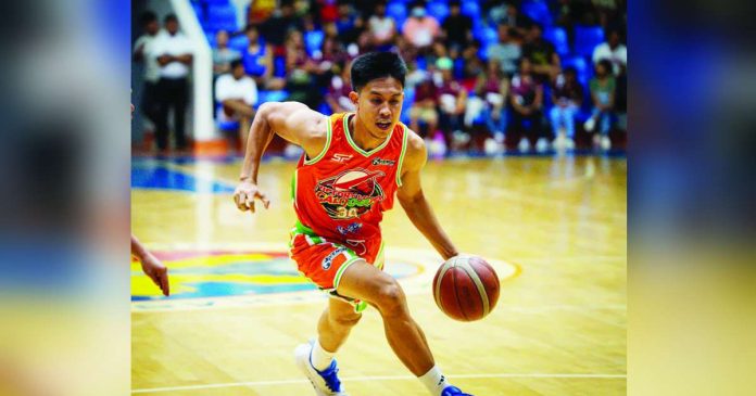 Negrense Jeff Manday explodes offensively for Caloocan Batang Kankaloo in its blowout win over Iloilo United Royals in the MPBL. MPBL PHOTO
