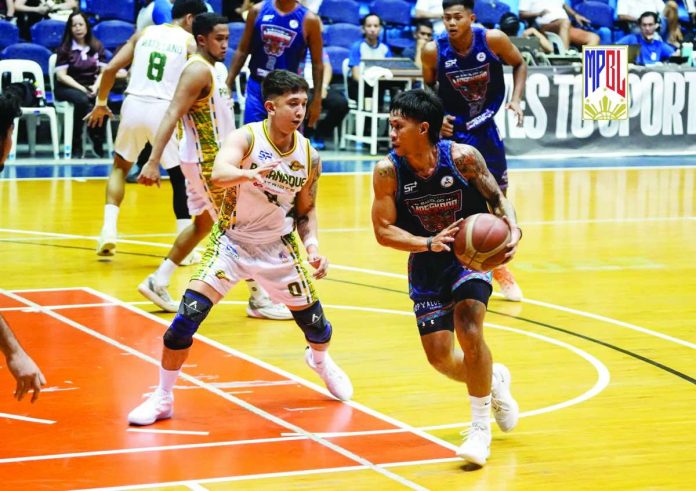 sports_Bacolod_compressed_resized Bacolod MassKara’s Chester Ian Melencio attacks against the defense of Parañaque Patriots’ Ryussei Koga during their MPBL clash at the Batangas City Coliseum. MPBL PHOTO