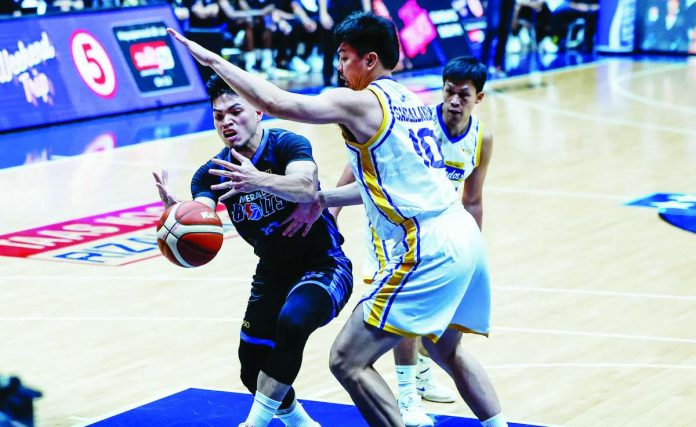 sports_Bolts_compressed_resized Meralco Bolts guard Kier John Quinto loses the ball after being pressured by Magnolia Chicken Timplados Hotshots center Ian Sangalang during their PBA Season 50 Commissioner’s Cup quarterfinal clash at the Ynares Center in Antipolo City. PBA PHOTO